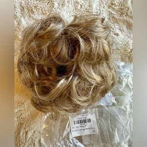 Scrunchie Synthetic soft curls. Clean Preowned. Lt.  brown/Ash blonde highlights